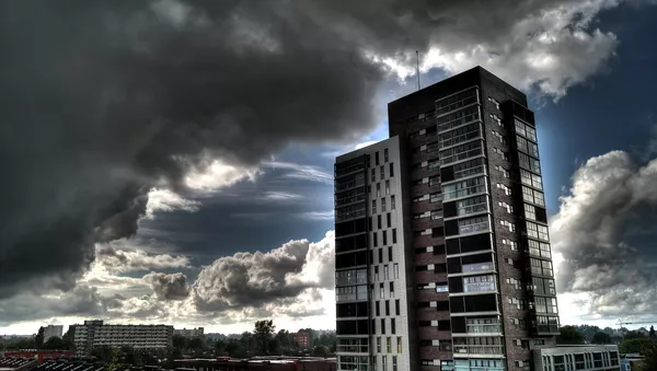 Una nube está avanzando hacia una casa - Sputnik Mundo