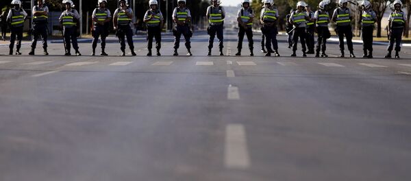 Policías brasileños durante las protestas en Brasilia - Sputnik Mundo