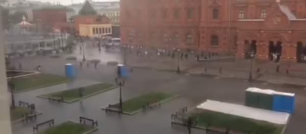 ¡Atrápame si puedes! Los baños portátiles 'corretean' por la Plaza Roja - Sputnik Mundo