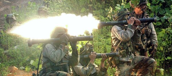 US soldiers use AT-4 anti-tank rocket launchers during a military exercise - Sputnik Mundo