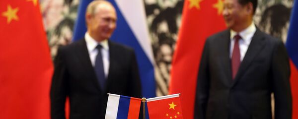 Banderas de Rusia y China durante la reunión entre Vladímir Putin y Xi Jinping (archivo) - Sputnik Mundo