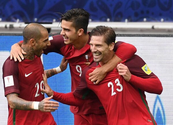 Jugadores de la selección portuguesa durante el partido contra México, en la Copa Confederaciones Jugadores de la selección portuguesa durante el partido contra México, en la Copa Confederaciones - Sputnik Mundo
