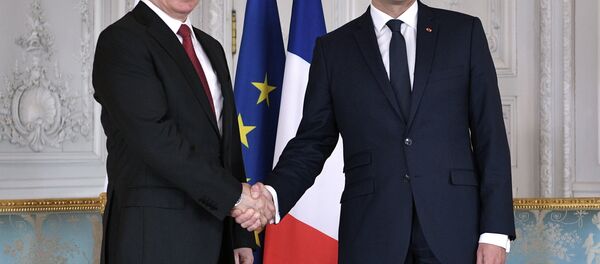 Vladímir Putin, presidente de Rusia, y su homólogo francés, Emmanuel Macron (archivo) - Sputnik Mundo