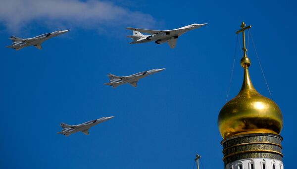 Los bombarderos rusos Tu-160 y Tu-22M3 durante el ensayo del desfile militar en Moscú, Rusia - Sputnik Mundo