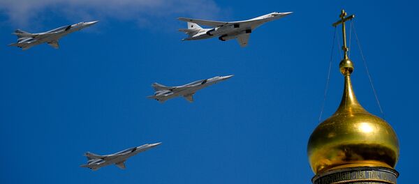 Los bombarderos rusos Tu-160 y Tu-22M3 durante el ensayo del desfile militar en Moscú, Rusia - Sputnik Mundo