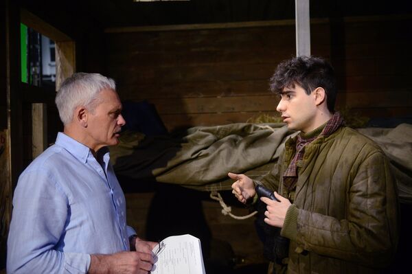 El director ruso, Fíodor Popov, y el actor español, Javier Calvo, en el rodaje de 'Convoy 48' - Sputnik Mundo