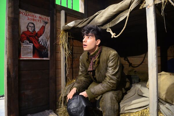 El actor español, Javier Calvo, en el rodaje de 'Convoy 48' - Sputnik Mundo