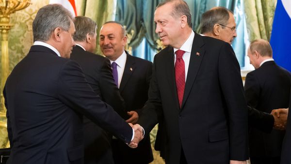 El presidente turco, Recep Tayyip Erdogan, y el titular ruso de Defensa, Serguéi Shoigú El presidente turco, Recep Tayyip Erdogan, y el titular ruso de Defensa, Serguéi Shoigú - Sputnik Mundo