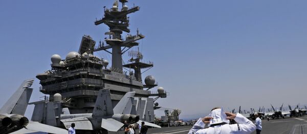 Un soldado a bordo del portaviones USS George H.W Bush - Sputnik Mundo