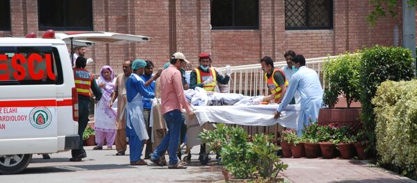 Víctimas de la explosión del camión cisterna en Pakistán Víctimas de la explosión del camión cisterna en Pakistán - Sputnik Mundo