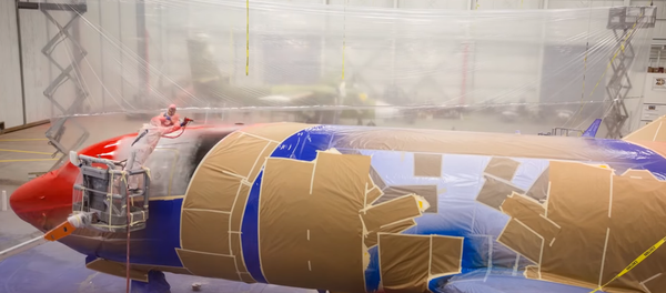 Operarios pintando un avión - Sputnik Mundo