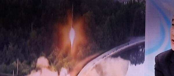 Un reportaje surcoreano sobre el lanzamiento de un misil balístico por Corea del Norte (archivo) - Sputnik Mundo