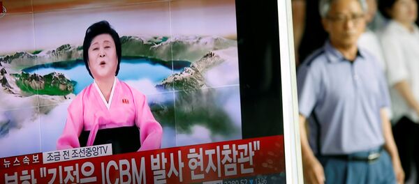 Ri Chun-hee, vista en un reportaje surcoreano sobre un lanzamiento de misil balístico de Corea del Norte - Sputnik Mundo