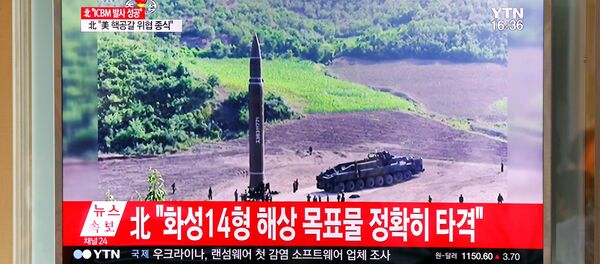 Un reportaje surcoreano sobre el lanzamiento de un misil balístico por Corea del Norte - Sputnik Mundo