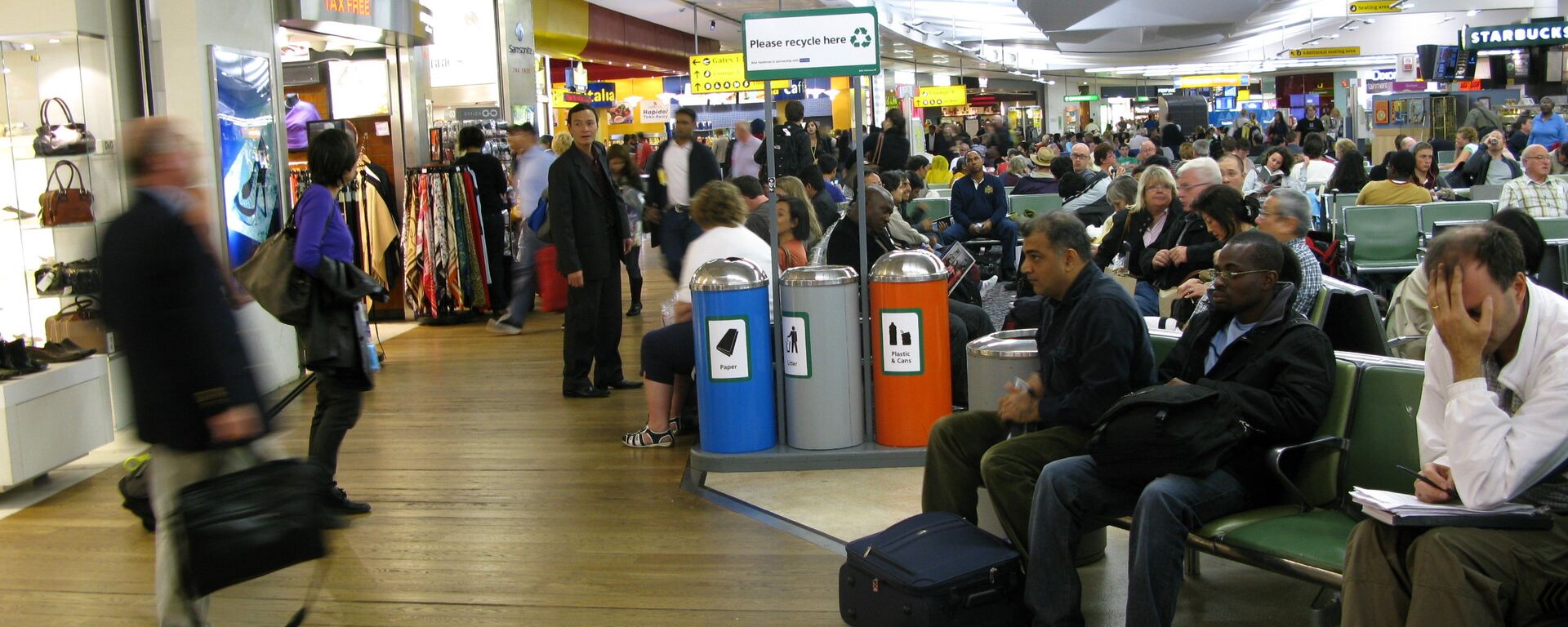 Los pasajeros esperan en un termilal del aeropuerto Heathrow, Londres (archivo) - Sputnik Mundo, 1920, 17.09.2021