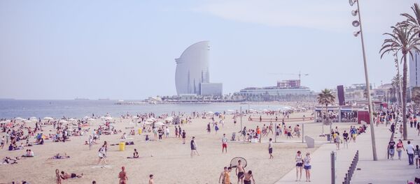 Playa en Barcelona, España - Sputnik Mundo