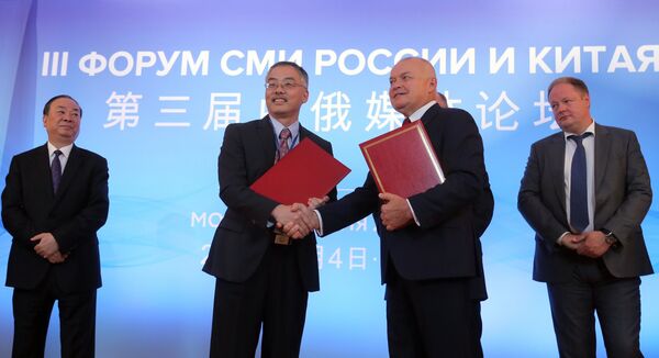 El vice redactor jefe de la agencia Xinhua, Zhou Zongming, y el director general de la agencia Rossiya Segodnya, Dmitri Kiseliov El vice redactor jefe de la agencia Xinhua, Zhou Zongming, y el director general de la agencia Rossiya Segodnya, Dmitri Kiseliov - Sputnik Mundo