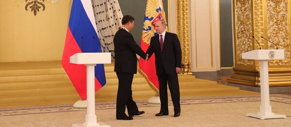 El presidente de Rusia, Vladímir Putin con su homólogo chino, Xi Jinping - Sputnik Mundo
