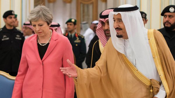 La primera ministra del Reino Unido, Theresa May, y el rey de Arabia Saudí, Salman bin Abdulaziz Saud La primera ministra del Reino Unido, Theresa May, y el rey de Arabia Saudí, Salman bin Abdulaziz Saud - Sputnik Mundo