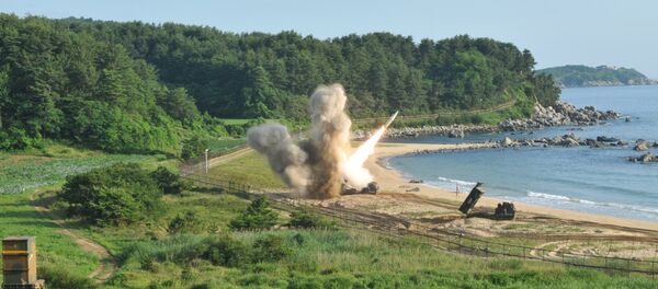 El lanzamiento de un misil en el marco de las maniobras conjuntas de EEUU y Corea del Sur - Sputnik Mundo