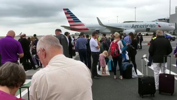 Pasajeros durante la evacuación del aeropuerto de Mánchester, Reino Unido - Sputnik Mundo