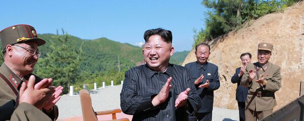 Kim Jong-un, líder de Corea del Norte, tras el lanzamiento de prueba del misil Hwasong-14 (archivo) - Sputnik Mundo