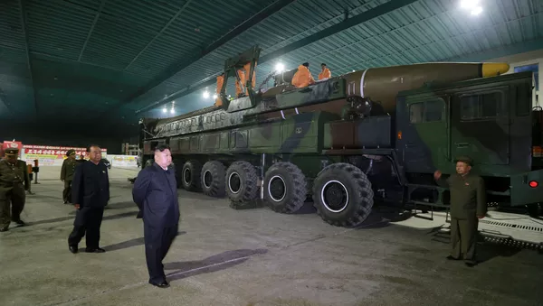 Kim Jong Un inspecciona el misil intercontinental Hwasong-14 - Sputnik Mundo