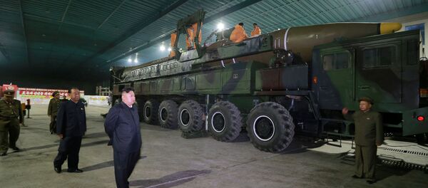 Kim Jong Un inspecciona el misil intercontinental Hwasong-14 - Sputnik Mundo