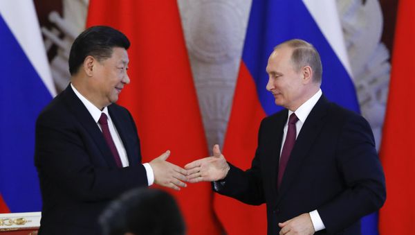 El presidente de Rusia, Vladímir Putin con su homólogo chino, Xi Jinping El presidente de Rusia, Vladímir Putin con su homólogo chino, Xi Jinping - Sputnik Mundo