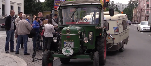 El increíble viaje a Rusia de un tractorista alemán de 81 años - Sputnik Mundo