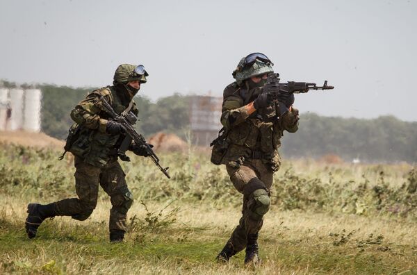 Los ejercicios conjuntos de las unidades especiales y de aviación se realizaron en el aeródromo Korenovski, en la región de Krasnodar. - Sputnik Mundo