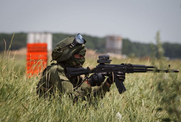 Las prácticas se centraron en las operaciones de apoyo y cobertura durante los asaltos, cuando el helicóptero no puede utilizar sus armas convencionales debido a la proximidad de las tropas aliadas. - Sputnik Mundo