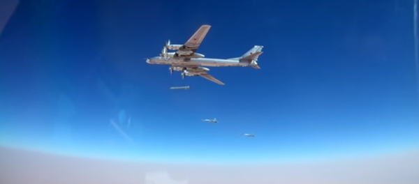 Bombardero ruso Tu-95MS ataca las posiciones de Daesh con misiles J-101 - Sputnik Mundo