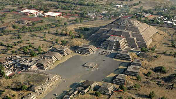 La pirámide de la Luna en Teotihuacán, México - Sputnik Mundo