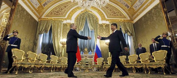 El presidente de Rusia, Vladímir Putin con su homólogo chino, Xi Jinping - Sputnik Mundo