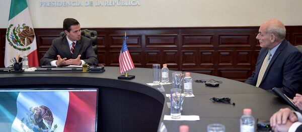Enrique Peña Nieto, presidente de México, y John Kelly, secretario de Seguridad Interior de EEUU - Sputnik Mundo