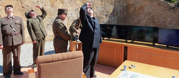 El líder de Corea del Norte, Kim Jong-un, durante el ensayo del misil Hwasong-14 - Sputnik Mundo