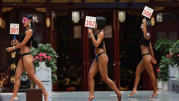 Gao Qian, ganadora del concurso chino Women's Beautiful Buttock (centro) - Sputnik Mundo