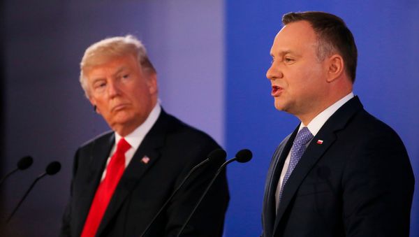 El presidente de Polonia Andrzej Duda y el presidente de EEUU, Donald Trump El presidente de Polonia Andrzej Duda y el presidente de EEUU, Donald Trump - Sputnik Mundo