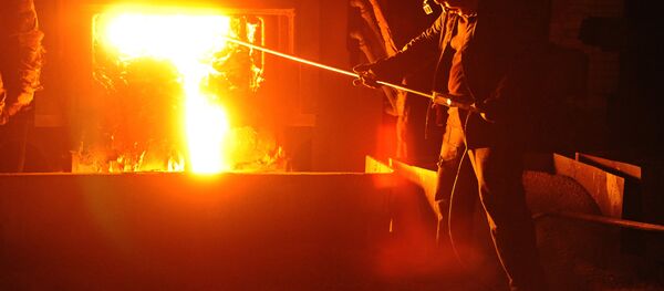 El trabajador de una planta que produce acero - Sputnik Mundo