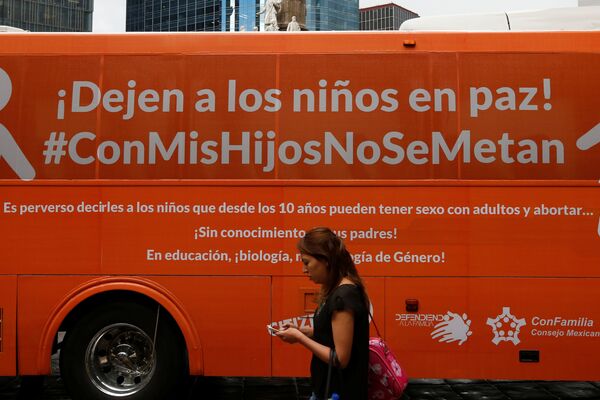 El  bus tranfóbico - Sputnik Mundo