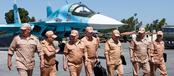 La visita del ministro ruso de Defensa Serguéi Shoigú (tercero drcha.) a la base aérea de Hmeymim en Siria (archivo) - Sputnik Mundo