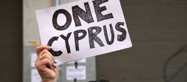 La mujer con letrero en Chipre - Sputnik Mundo