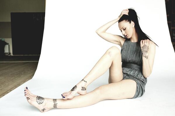 Belleza de vértigo: la aspirante rusa al récord mundial de las piernas más largas del mundo - Sputnik Mundo