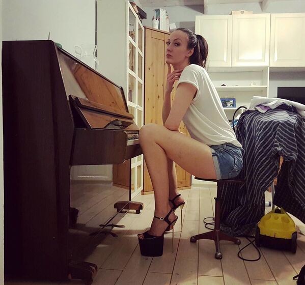 Belleza de vértigo: la aspirante rusa al récord mundial de las piernas más largas del mundo - Sputnik Mundo