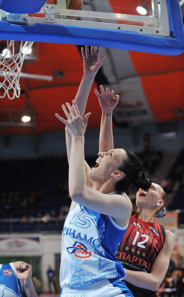 Belleza de vértigo: la aspirante rusa al récord mundial de las piernas más largas del mundo - Sputnik Mundo