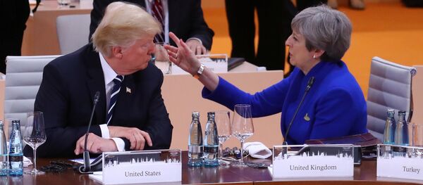El presidente de EEUU, Donald Trump, y la primera ministra del Reino Unido, Theresa May - Sputnik Mundo