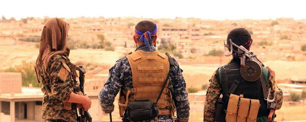 Soldados de las Fuerzas Democráticas Sirias (FDS) en las inmediaciones de Al Raqa - Sputnik Mundo