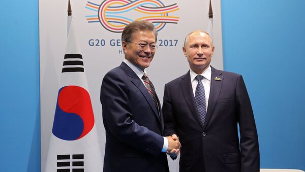 Presidente de Corea del Sur, Moon Jae-in, y presidente de Rusia, Vladímir Putin - Sputnik Mundo