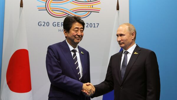 El presidente ruso, Vladímir Putin, y el primer ministro de Japón, Shinzo Abe - Sputnik Mundo